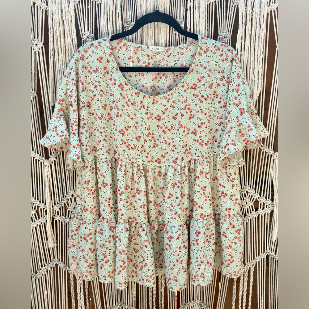 Chic women’s Floral Tiered Blouse. Never worn. Size M